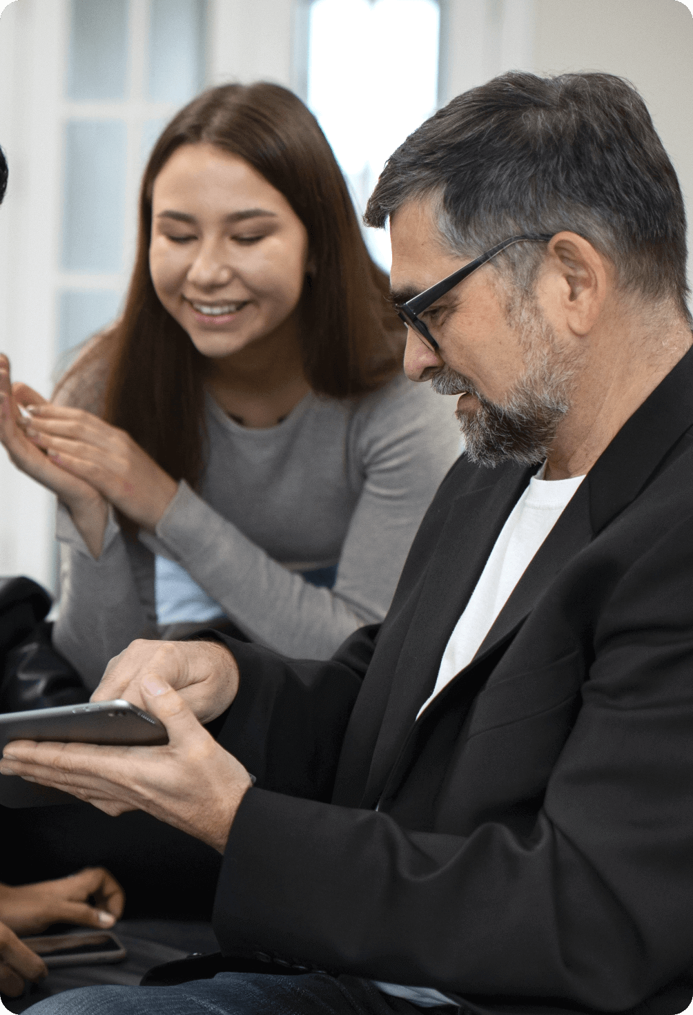 medium-shot-host-talking-couple@2x (1)